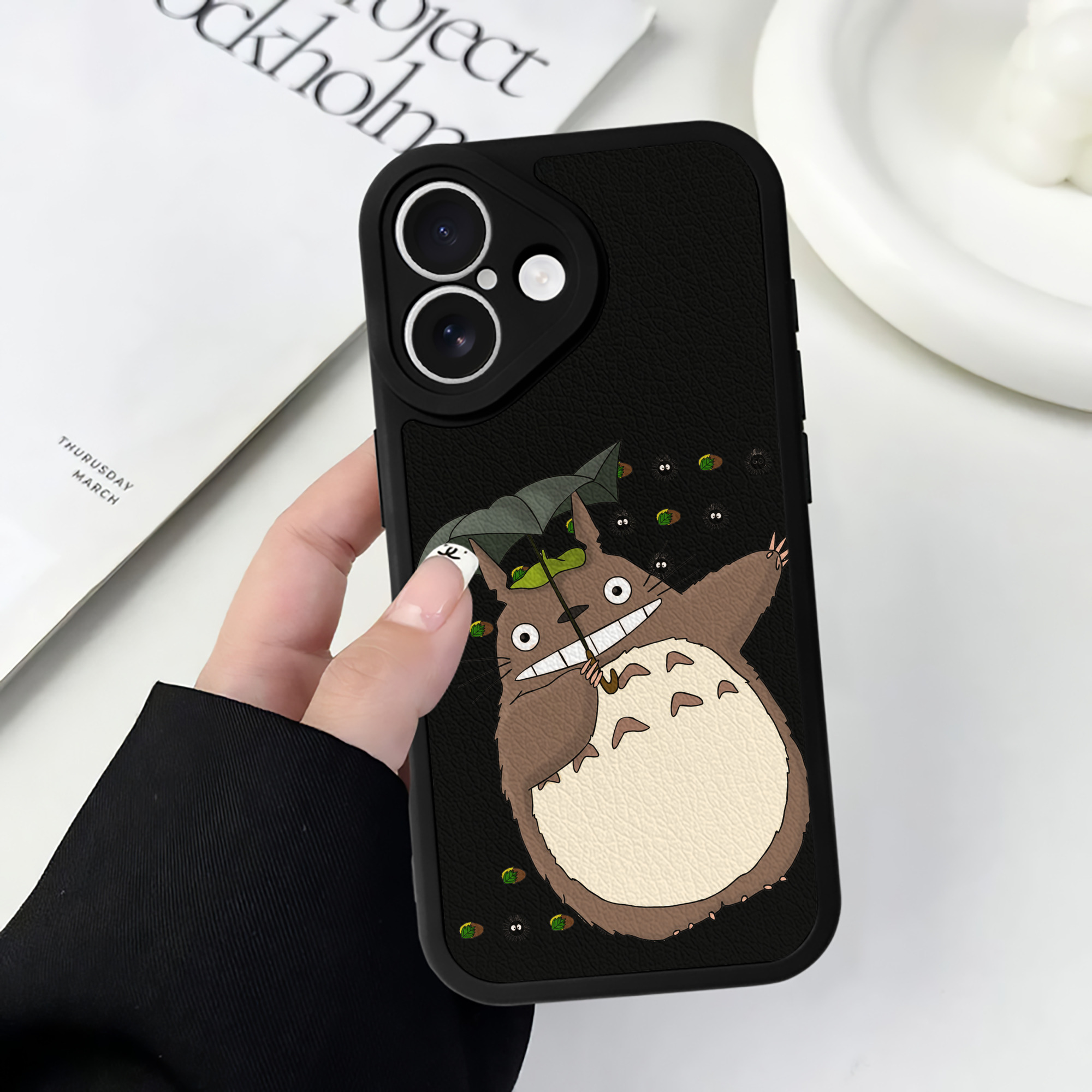 （画像用） となりのトトロ 草壁メイ 草壁サツキ My Neighbor Totoro Satsuki Kusakabe Mei Kusakabe 【iPhone 16シリーズ対応】シリコンスマホケース（レザー調） 材質：シリコン